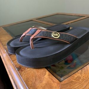 MICHAEL KORS GAGE Brown MK Gold Logo flip flops